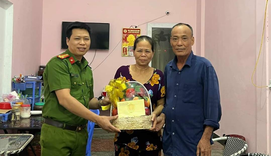 Phòng Cảnh sát hình sự: Tổ chức tri ân nhân dịp 78 năm ngày truyền thống Công an nhân dân tại huyện Bạch Long Vỹ